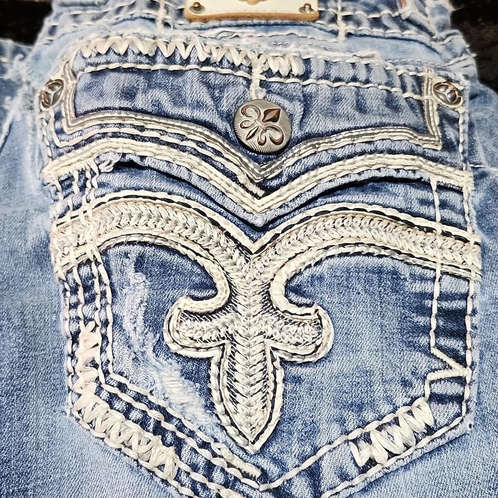 ROCK REVIVAL JARROW EMBROIDERED FLEUR-DE-LIS  FAUX-FLAP BOOT-LEG DENIM JEAN - Picture 2 of 15